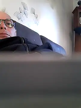 Snapshot of Vince072 chatting on 10-06-25, 06:11 Vince072 online show from 10-06-25, 06:11