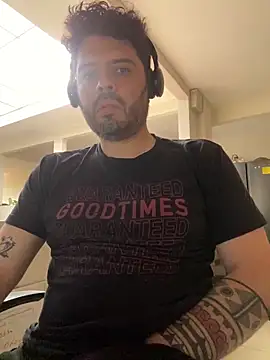 Snapshot of uto857 chatting on 11-18-25, 08:35 uto857 online show from 11-18-25, 08:35