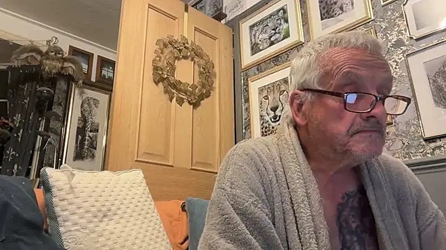 Snapshot of poggles chatting on 10-19-25, 08:31 poggles online show from 10-19-25, 08:31