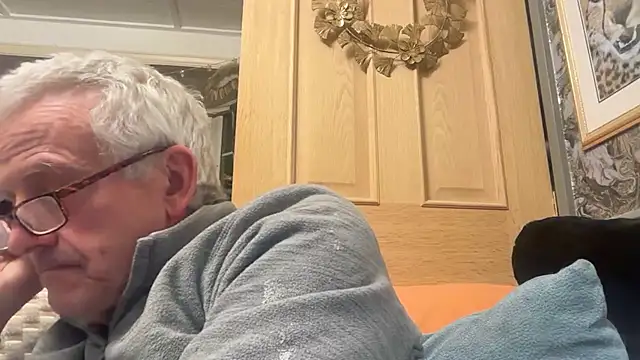 Snapshot of poggles chatting on 10-27-25, 10:36 poggles online show from 10-27-25, 10:36