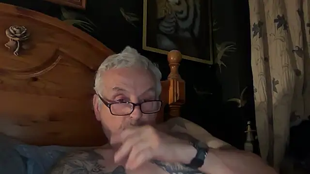 Snapshot of poggles chatting on 11-13-25, 08:30 poggles online show from 11-13-25, 08:30