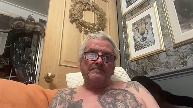 Snapshot of poggles chatting on 11-22-25, 09:47 poggles online show from 11-22-25, 09:47