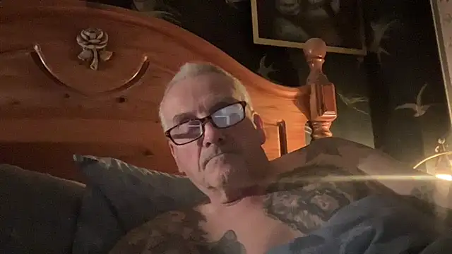 Snapshot of poggles chatting on 11-30-25, 09:52 poggles online show from 11-30-25, 09:52