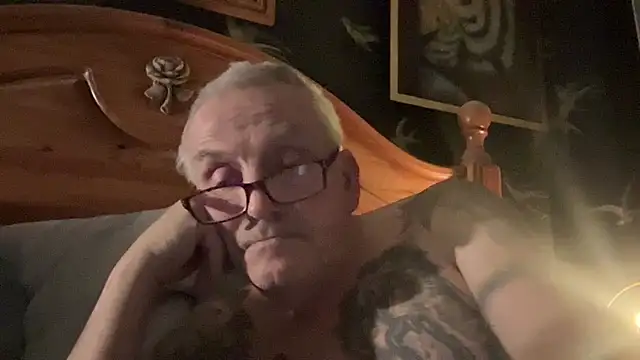 Snapshot of poggles chatting on 02-06-26, 08:23 poggles online show from 02-06-26, 08:23