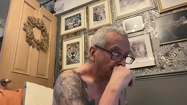 Snapshot of poggles chatting on 02-11-26, 04:34 poggles online show from 02-11-26, 04:34