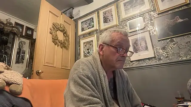 Snapshot of poggles chatting on 02-22-26, 09:24 poggles online show from 02-22-26, 09:24