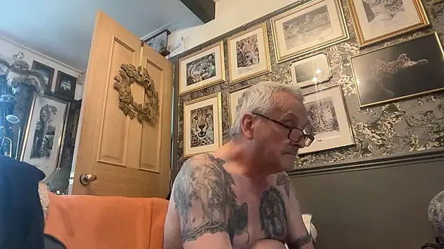 Snapshot of poggles chatting on 02-23-26, 02:36 poggles online show from 02-23-26, 02:36