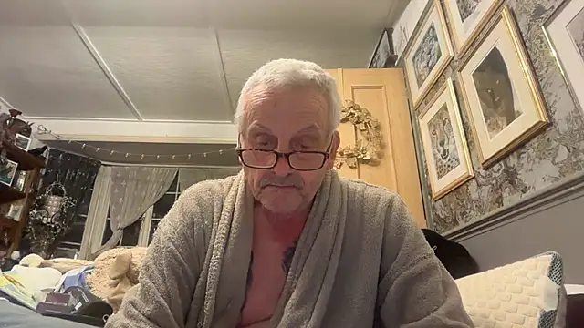 Snapshot of poggles chatting on 03-08-26, 09:40 poggles online show from 03-08-26, 09:40