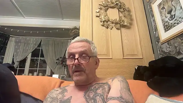 Snapshot of poggles chatting on 03-09-26, 08:24 poggles online show from 03-09-26, 08:24