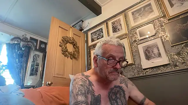 Snapshot of poggles chatting on 07-20-26, 01:24 poggles online show from 07-20-26, 01:24
