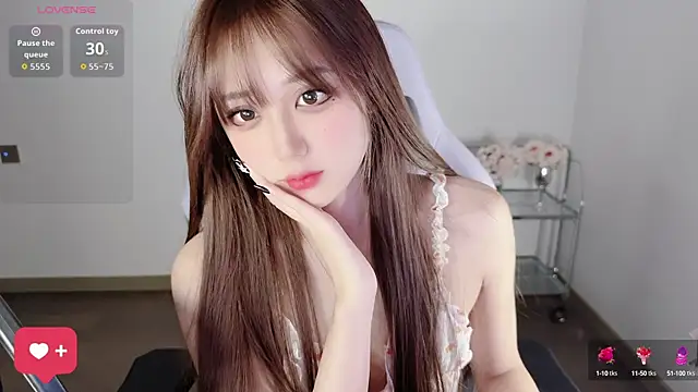 Snapshot of OwQoll chatting on 10-15-25, 09:37 OwQoll online show from 10-15-25, 09:37