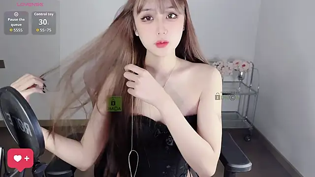 Snapshot of OwQoll chatting on 10-23-25, 06:06 OwQoll online show from 10-23-25, 06:06