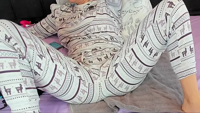 Snapshot of Horny_mommy chatting on 01-29-25, 09:33 Horny mommy online show from 01-29-25, 09:33