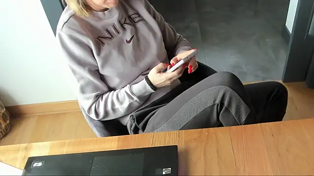 Snapshot of Horny_mommy chatting on 02-27-25, 09:32 Horny mommy online show from 02-27-25, 09:32