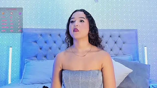 Evaa Lunna  online show from 10-31-25, 08:43