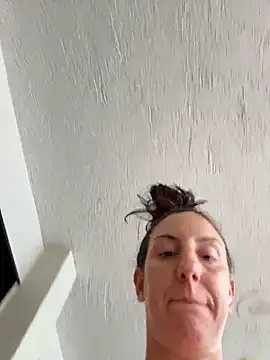 Snapshot of sweetsirenn chatting on 02-14-26, 06:15 sweetsirenn online show from 02-14-26, 06:15