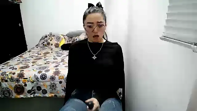 Snapshot of Came-II chatting on 12-21-25, 01:57 Came-II online show from 12-21-25, 01:57