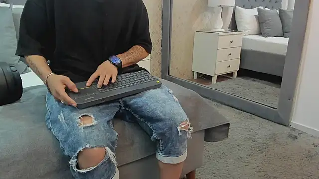 ZoeKrug online show from 09-14-25, 12:04