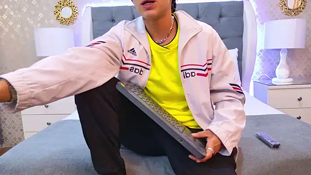 ZoeKrug online show from 11-18-25, 11:36