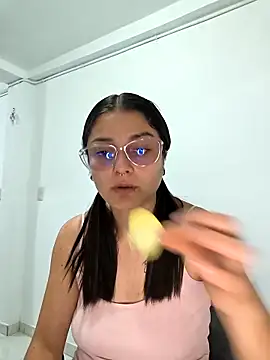 Coralinne   online show from 04-14-26, 01:00