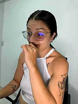 Coralinne   online show from 04-22-26, 01:30