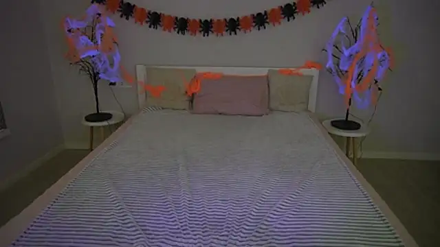 IvyLaurent online show from 10-31-25, 01:34