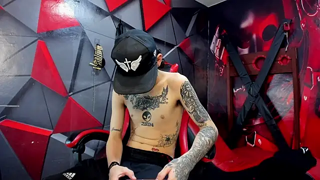 Snapshot of StraightBoy_Nick chatting on 10-22-25, 01:17 StraightBoy Nick online show from 10-22-25, 01:17