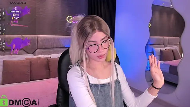 Snapshot of Arinextdoor chatting on 10-13-25, 11:49 Arinextdoor online show from 10-13-25, 11:49