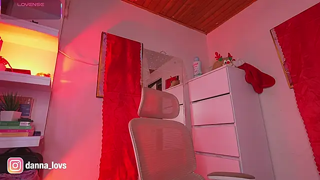 Dannaa Lovs online show from 12-16-25, 06:02