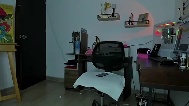 Snapshot of lady_sophie chatting on 10-14-25, 04:08 lady sophie online show from 10-14-25, 04:08