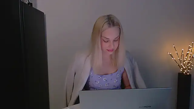 Snapshot of Lia_noo_regrets chatting on 05-08-26, 05:07 Lia noo regrets online show from 05-08-26, 05:07