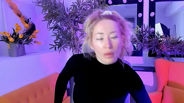 Snapshot of AstraMonroe chatting on 09-25-25, 01:31 AstraMonroe online show from 09-25-25, 01:31