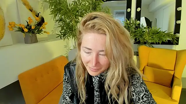 Snapshot of AstraMonroe chatting on 09-26-25, 05:11 AstraMonroe online show from 09-26-25, 05:11