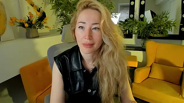 Snapshot of AstraMonroe chatting on 09-30-25, 04:50 AstraMonroe online show from 09-30-25, 04:50