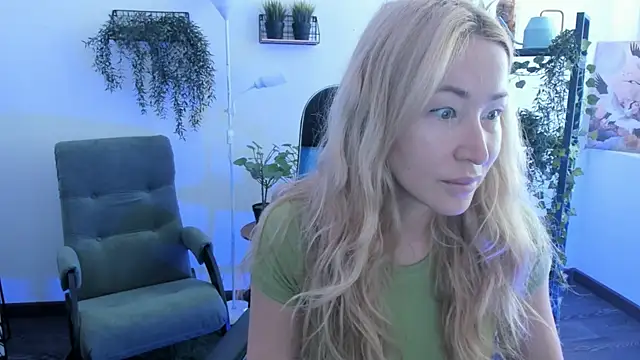 Snapshot of AstraMonroe chatting on 05-05-26, 04:42 AstraMonroe online show from 05-05-26, 04:42