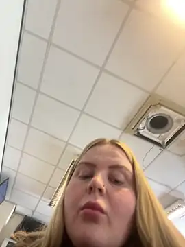 IslaMae online show from 03-25-26, 01:39