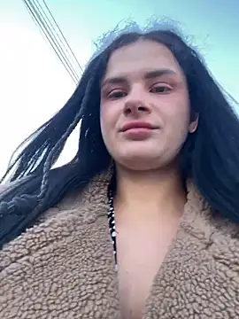 Snapshot of MiraReach chatting on 10-19-25, 02:45 MiraReach online show from 10-19-25, 02:45