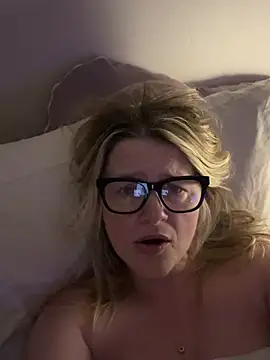 Snapshot of SuzieSub chatting on 02-28-26, 11:50 SuzieSub online show from 02-28-26, 11:50