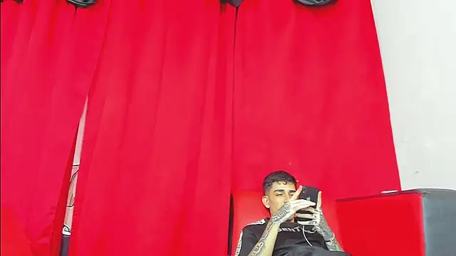 Snapshot of extreme_hot_crazy chatting on 12-15-25, 04:39 extreme hot crazy online show from 12-15-25, 04:39