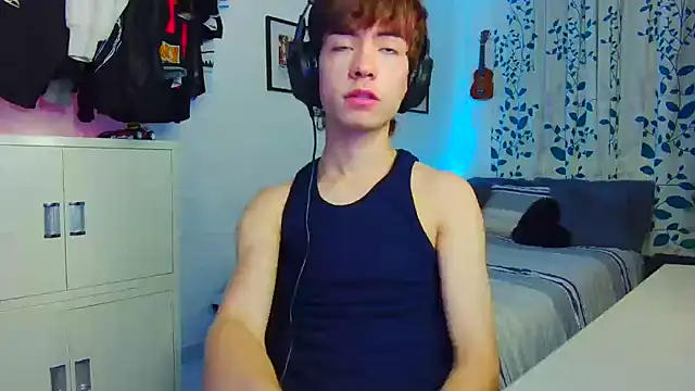 Snapshot of Tonerii chatting on 09-10-25, 02:22 Tonerii online show from 09-10-25, 02:22