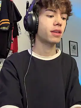 Snapshot of Tonerii chatting on 09-15-25, 01:16 Tonerii online show from 09-15-25, 01:16