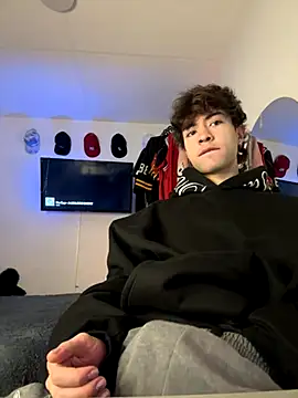 Snapshot of Tonerii chatting on 09-26-25, 02:04 Tonerii online show from 09-26-25, 02:04