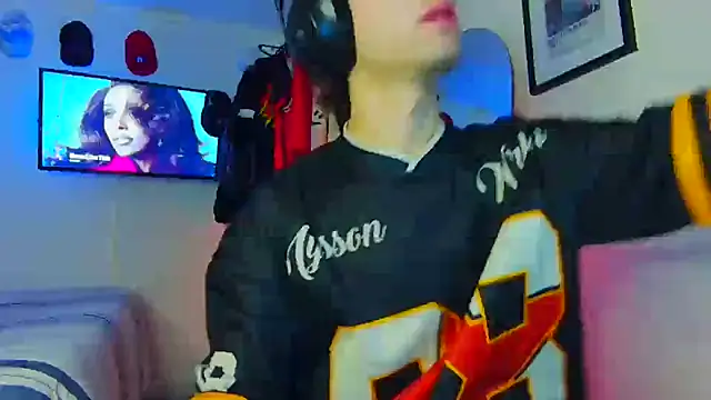 Snapshot of Tonerii chatting on 09-27-25, 02:38 Tonerii online show from 09-27-25, 02:38