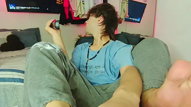 Snapshot of Tonerii chatting on 10-11-25, 06:06 Tonerii online show from 10-11-25, 06:06