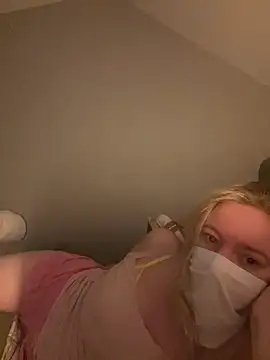 Snapshot of hazel_wood21 chatting on 10-11-25, 07:18 hazel wood21 online show from 10-11-25, 07:18