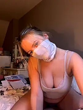 Snapshot of hazel_wood21 chatting on 10-17-25, 04:53 hazel wood21 online show from 10-17-25, 04:53