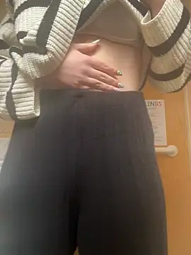 Snapshot of hazel_wood21 chatting on 03-10-26, 01:49 hazel wood21 online show from 03-10-26, 01:49