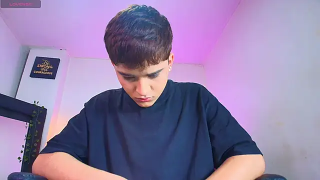 Snapshot of Lucass_love chatting on 12-19-25, 01:29 Lucass love online show from 12-19-25, 01:29