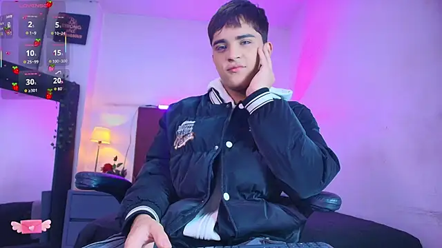 Snapshot of Lucass_love chatting on 12-20-25, 01:29 Lucass love online show from 12-20-25, 01:29