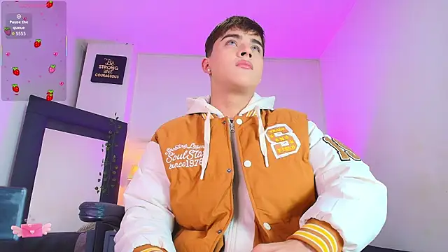 Snapshot of Lucass_love chatting on 01-10-26, 01:13 Lucass love online show from 01-10-26, 01:13